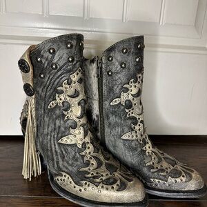 Corral women’s western booties size 9, round toe cowhide